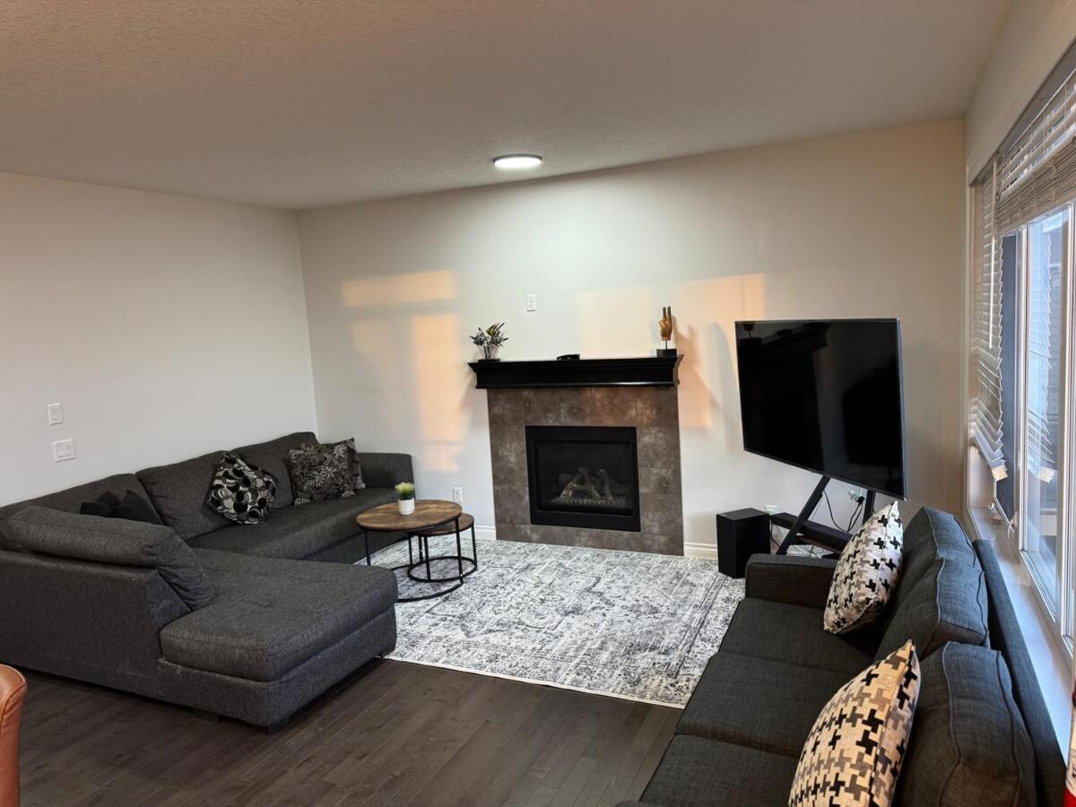 Exquisite Entire 4- Bed Vacation Home! Calgary