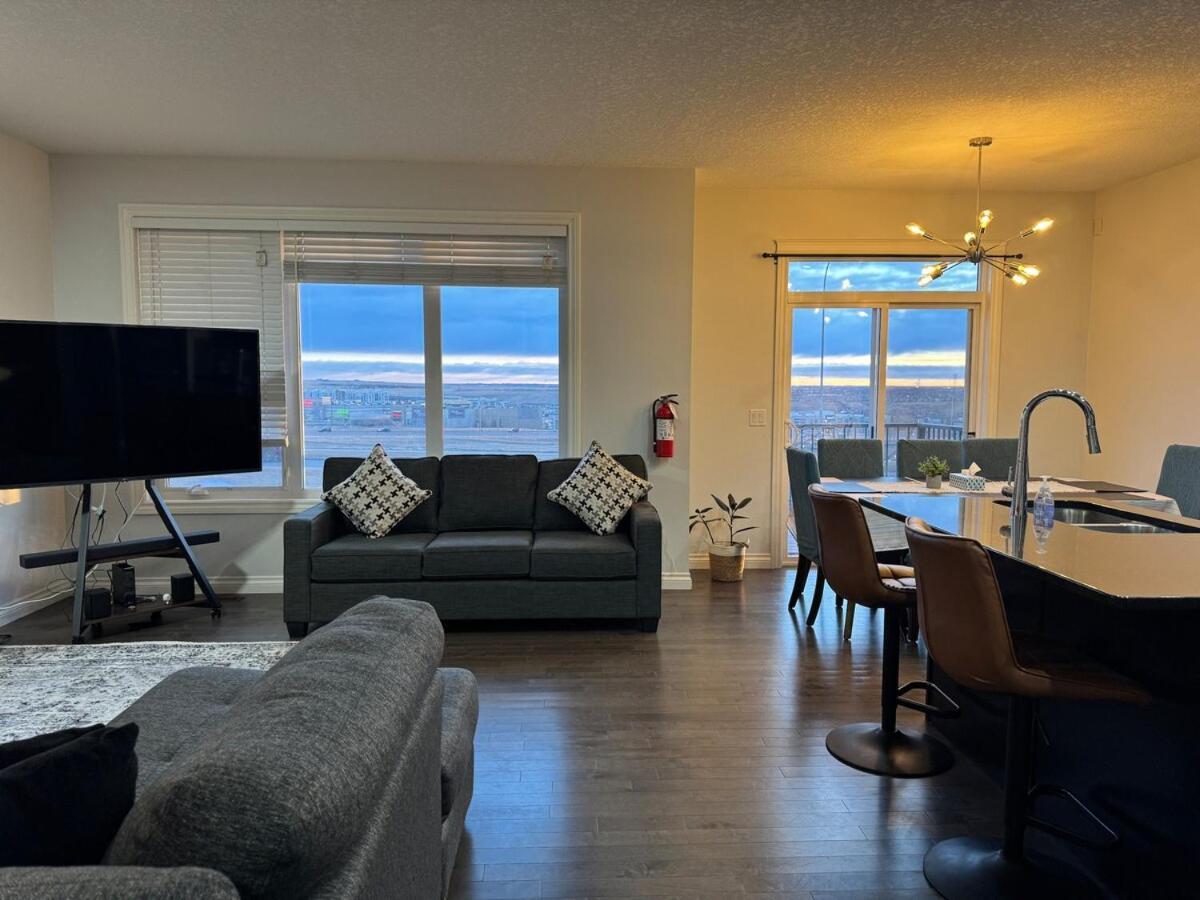 Exquisite Entire 4- Bed Vacation Home! Holiday home Calgary