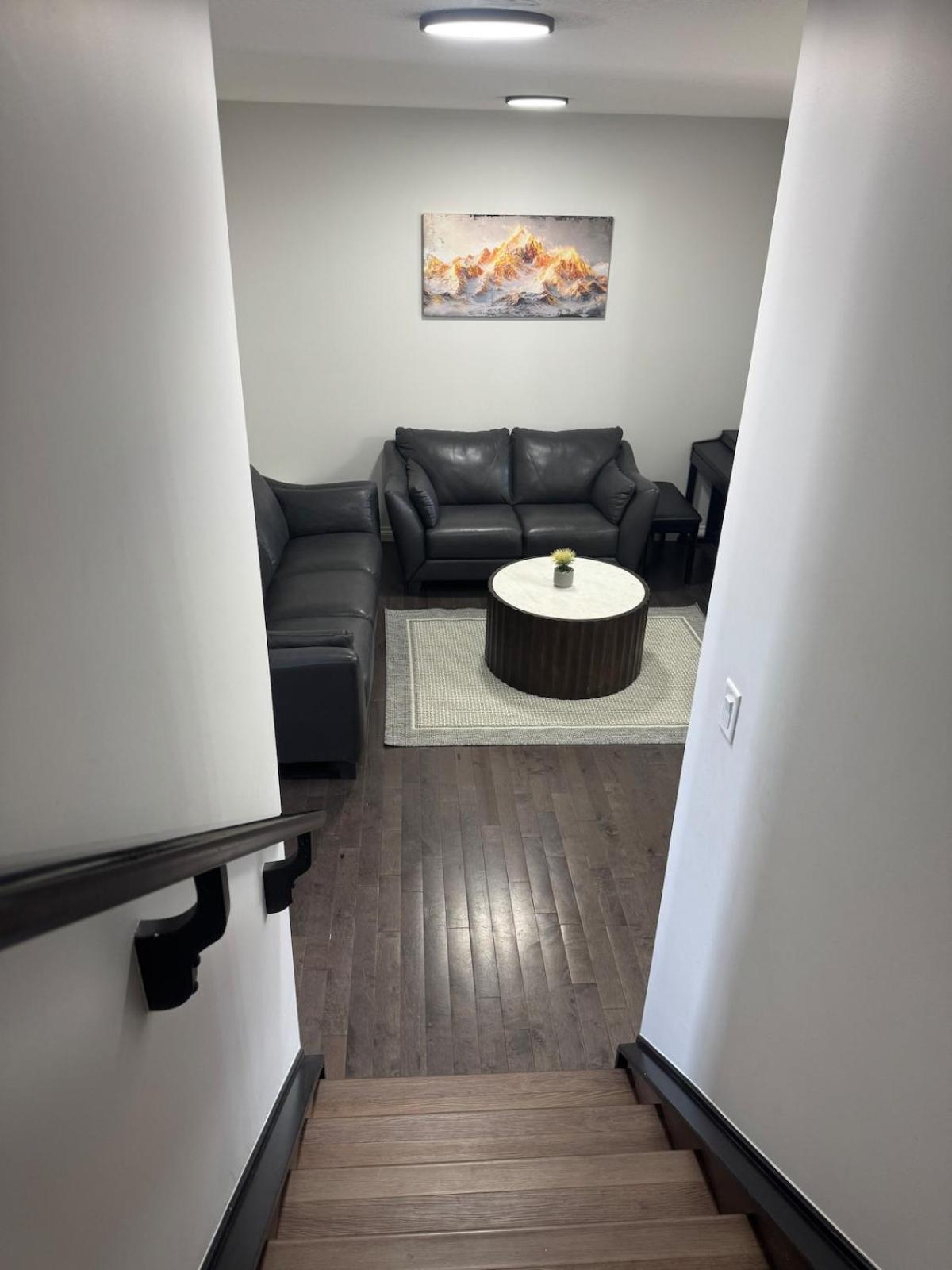 Exquisite Entire 4- Bed Vacation Home! * Calgary