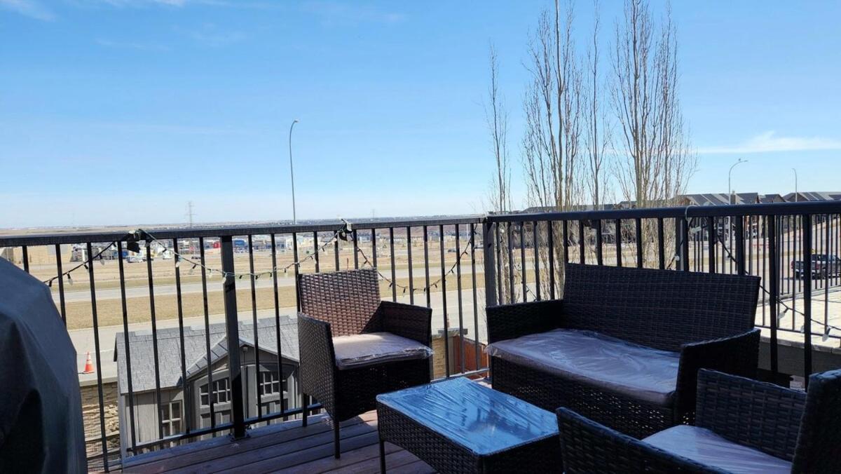 Exquisite Entire 4- Bed Vacation Home! Holiday home Calgary