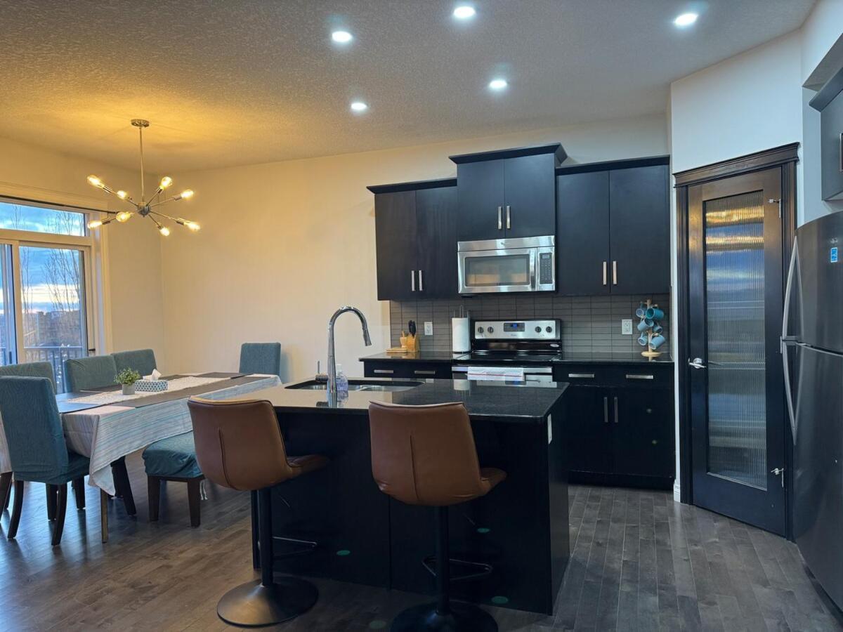 Exquisite Entire 4- Bed Vacation Home! * Calgary