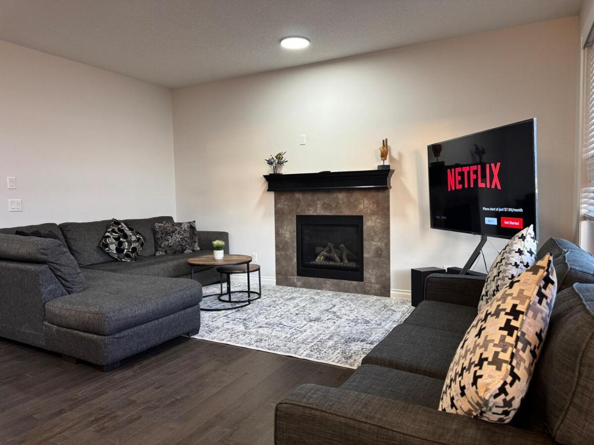Exquisite Entire 4- Bed Vacation Home! Holiday home Calgary