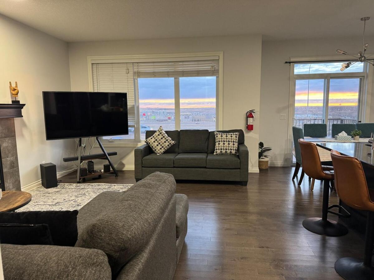 Exquisite Entire 4- Bed Vacation Home! *
