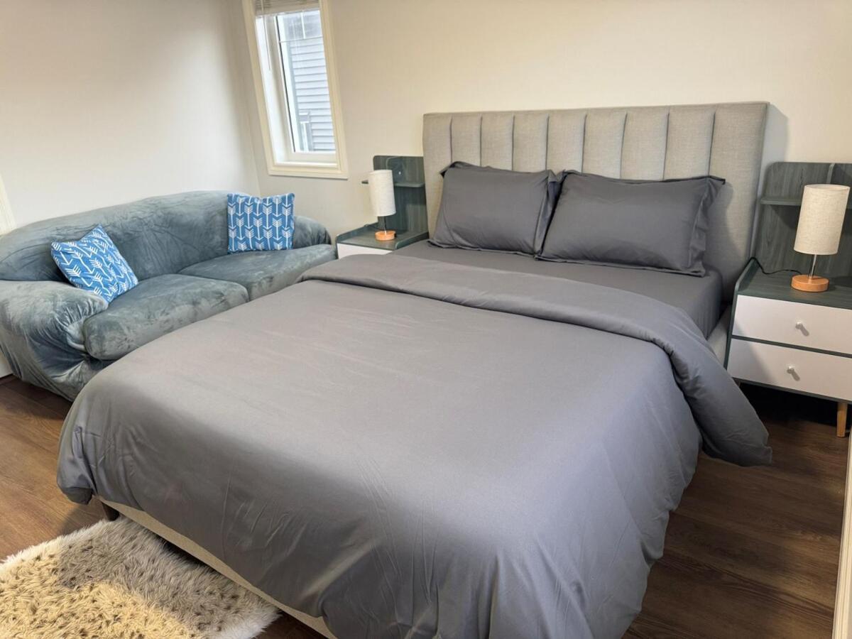Exquisite Entire 4- Bed Vacation Home! Holiday home Calgary