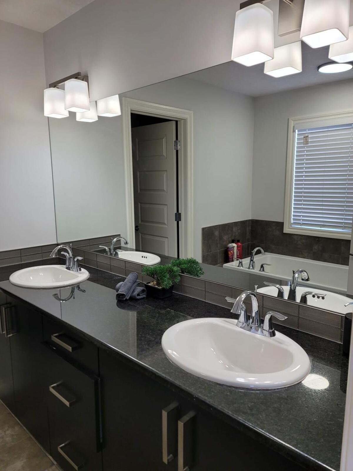 Exquisite Entire 4- Bed Vacation Home! Calgary