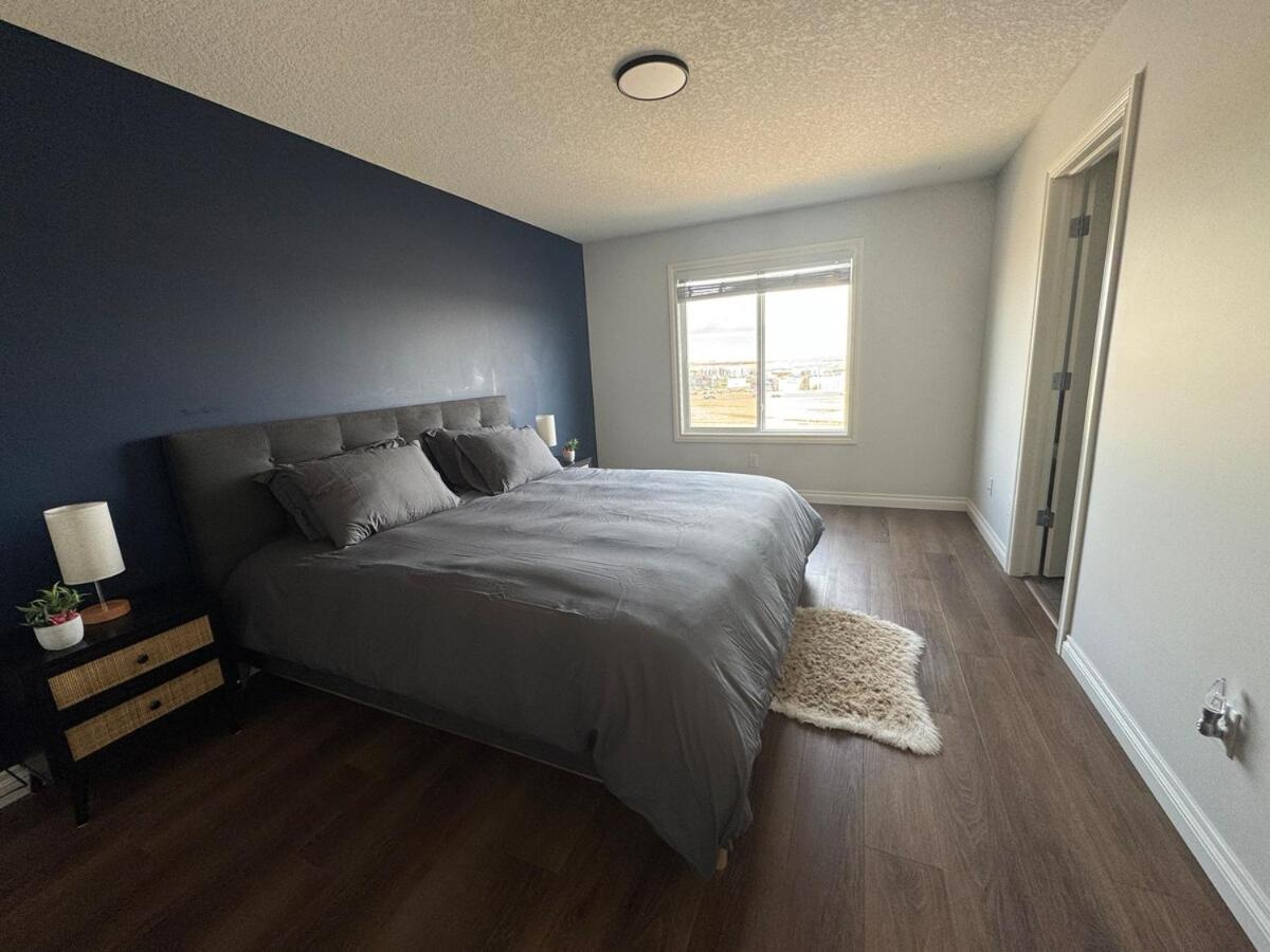 Exquisite Entire 4- Bed Vacation Home! * Calgary